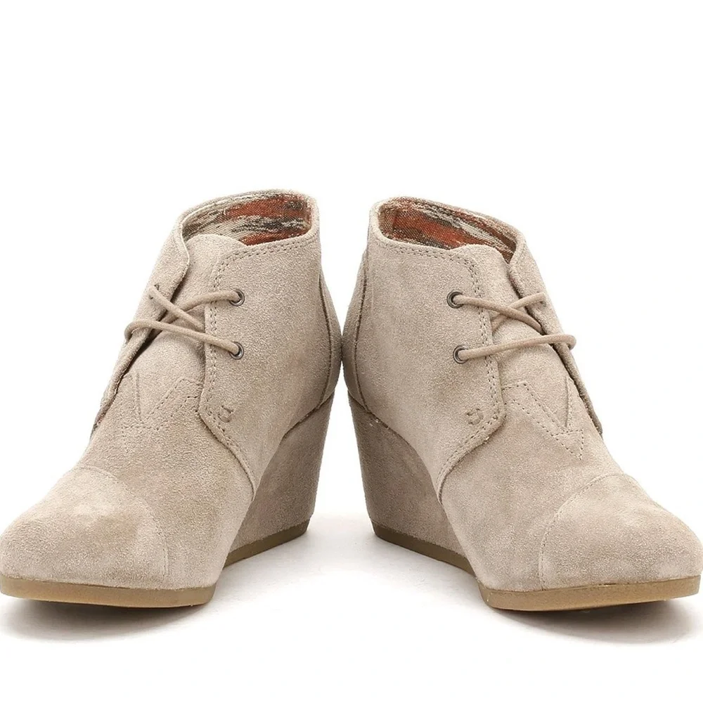 TOMS Desert Wedge Boot Taupe Suede Lace Up Hidden Heel 8.5 Coastal Cowgirl
